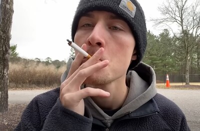 Лечение зависимости от табакокурения в Исилькуле Мужчина с сигаретой делает затяжку