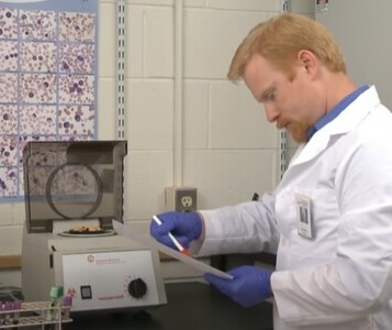 Клиника лечения наркозависимости в Исилькуле Врач в кабинете клиники