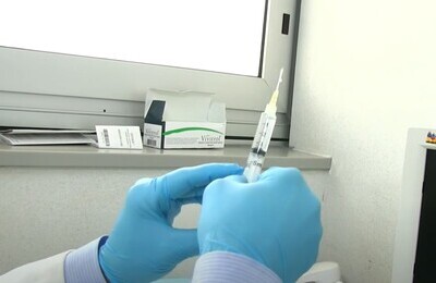 Проведение кодирования Вивитролом в Исилькуле Шприц с Вивитролом в руках у врача